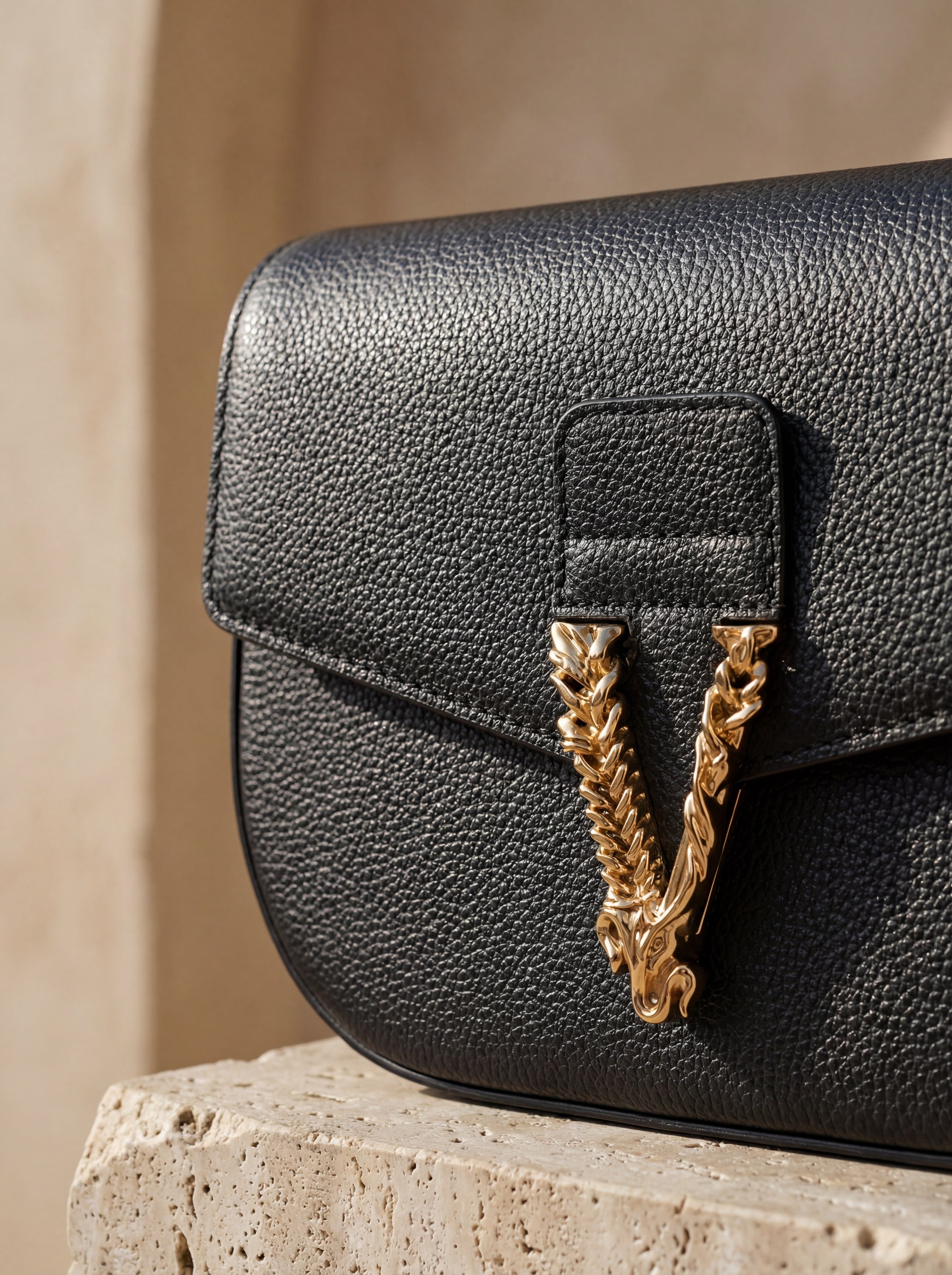 Sac bandoulière Versace en cuir de veau grainé noir avec logo