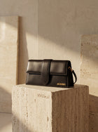 Sac long Jacquemus Le Bambino en cuir noir