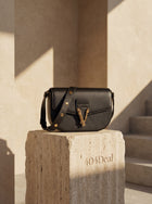 Sac bandoulière Versace en cuir de veau grainé noir avec logo