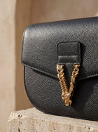 Sac bandoulière Versace en cuir de veau grainé noir avec logo