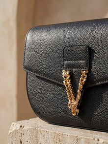 Sac bandoulière Versace en cuir de veau grainé noir avec logo